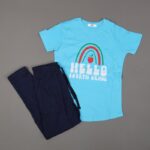 ⁦بجامة صيفية للأطفال لون أزرق فاتح وكحلي بتصميم تفاحة صغيرة⁩ - الصورة ⁦2⁩