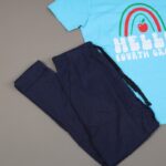 ⁦بجامة صيفية للأطفال لون أزرق فاتح وكحلي بتصميم تفاحة صغيرة⁩ - الصورة ⁦7⁩