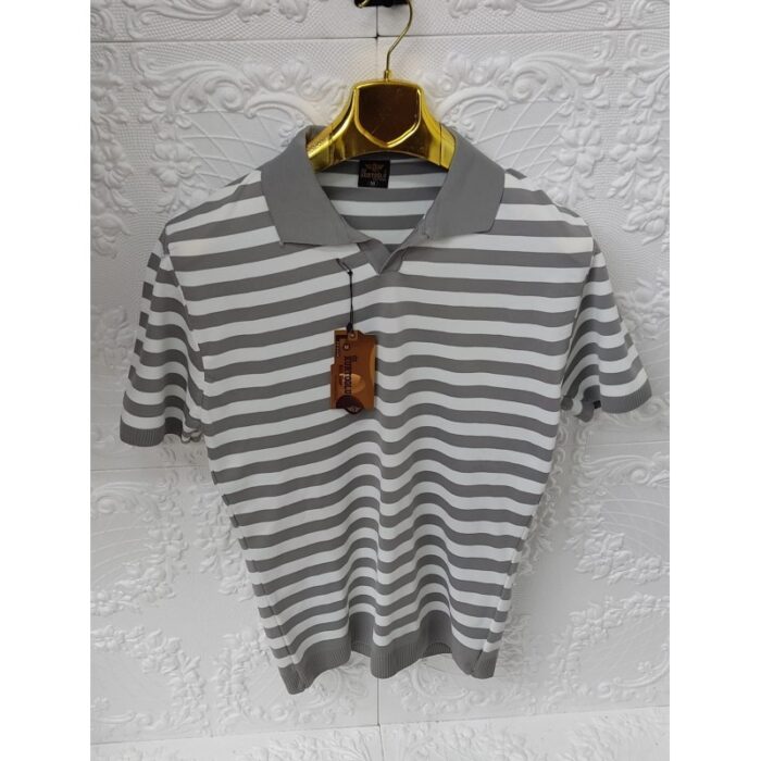 10332606_67dc3f388441b بلوزة نص كم للرجال مخططة بالعرض لون رمادي وأبيض - الصورة 1