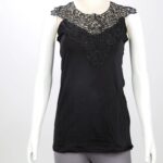 ⁦داخلي فانيلا دانتيل بحمالات كتف عريضة برخرفة دانتيل للنساء لون أسود⁩ - الصورة ⁦2⁩