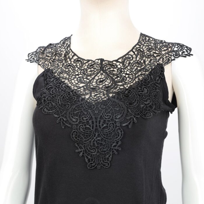 ⁦داخلي فانيلا دانتيل بحمالات كتف عريضة برخرفة دانتيل للنساء لون أسود⁩ - الصورة ⁦3⁩
