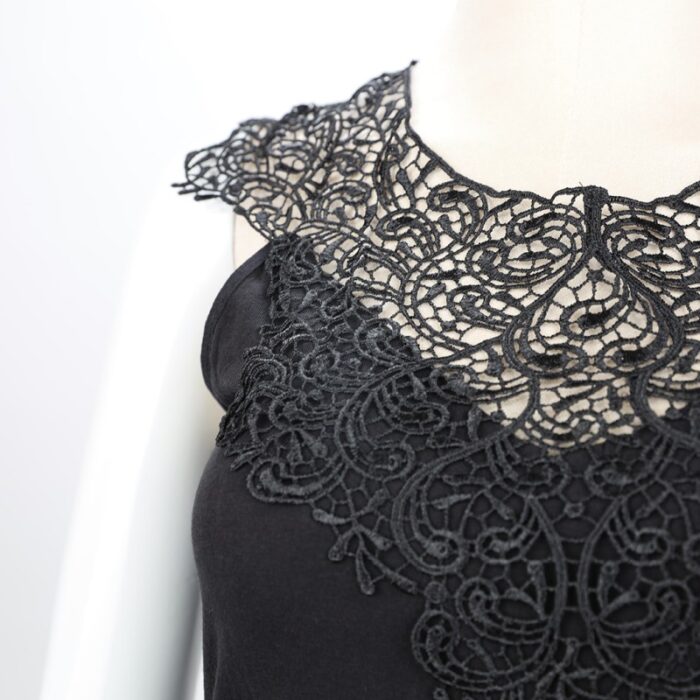 ⁦داخلي فانيلا دانتيل بحمالات كتف عريضة برخرفة دانتيل للنساء لون أسود⁩ - الصورة ⁦4⁩