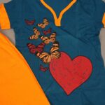 ⁦بجامة صيفية مكونة من تيشيرت وشورت للأطفال لون بترولي وبرتقالي⁩ - الصورة ⁦6⁩