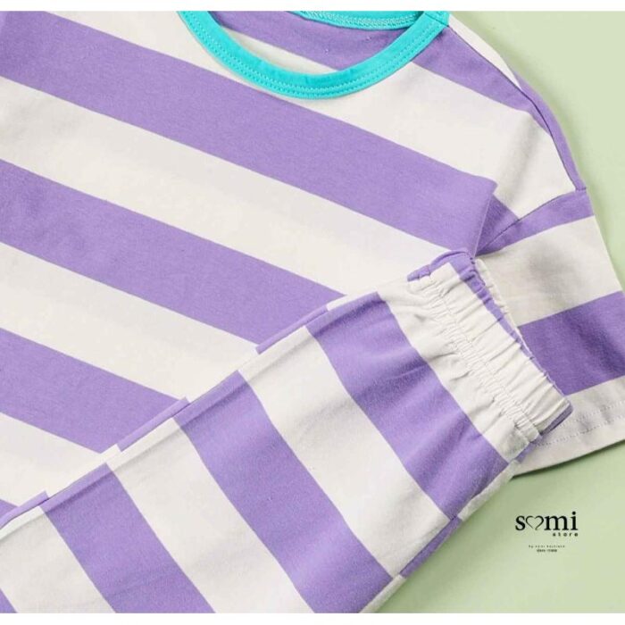 ⁦بجامة للأطفال شورت وتيشيرت مخططة بالعرض لون بنفسجي وأبيض من Sami boutique⁩ - الصورة ⁦2⁩