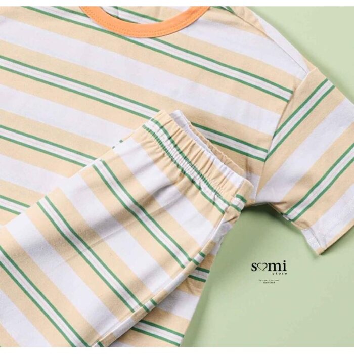 ⁦بجامة للأطفال شورت وتيشيرت مخططة بالعرض لون بيج وأخضر وأبيض من Sami boutique⁩ - الصورة ⁦2⁩