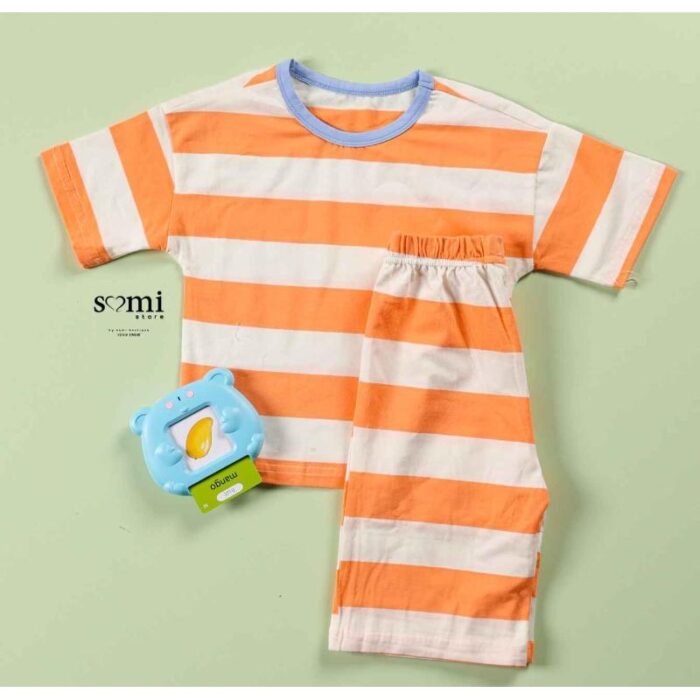 10333138_67dc423ce14bf بجامة للأطفال شورت وتيشيرت مخططة بالعرض لون مشمشي وأبيض من Sami boutique - الصورة 1