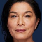 ⁦Double Wear Stay-in-place Makeup 4w1 Honey Bronze by ESTEE LAUDER 30ml - كريم أساس درجة عسل برونزي من إستي لودر 30 مل⁩ - الصورة ⁦3⁩