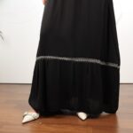 ⁦عباية بأكمام طويلة للنساء لون أسود⁩ - الصورة ⁦2⁩