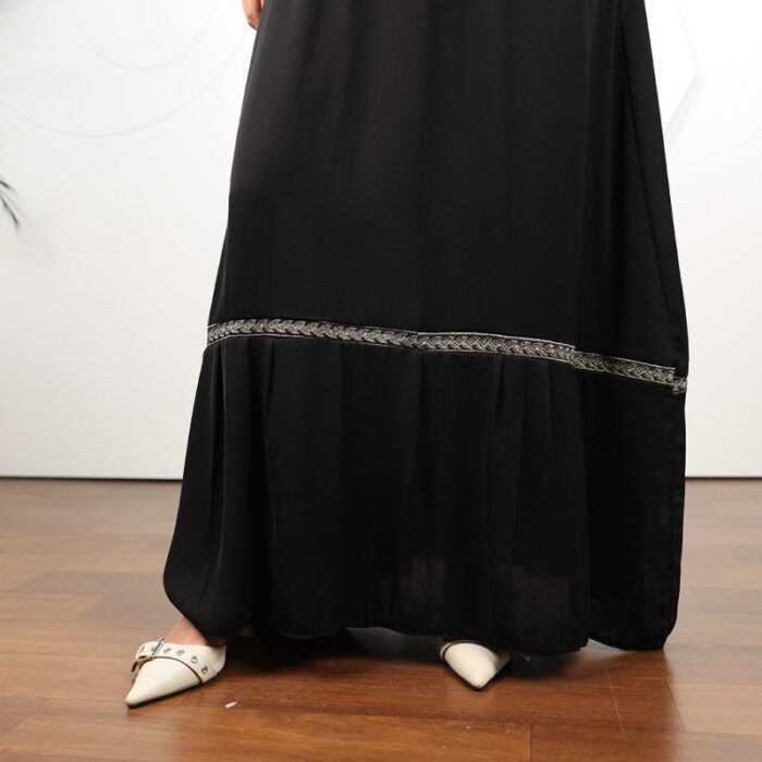 ⁦عباية بأكمام طويلة للنساء لون أسود⁩ - الصورة ⁦2⁩