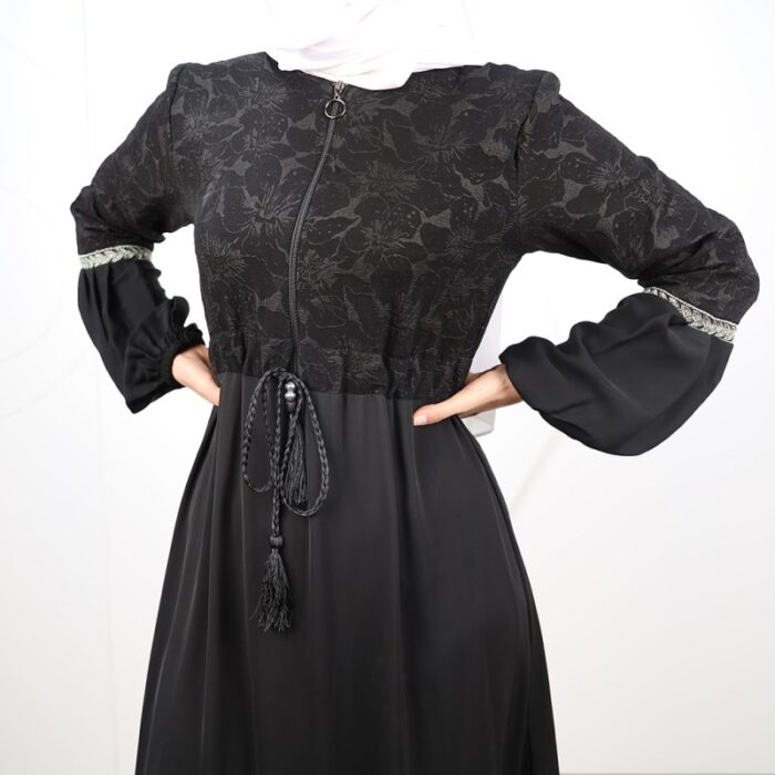 ⁦عباية بأكمام طويلة للنساء لون أسود⁩ - الصورة ⁦3⁩