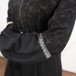 ⁦عباية بأكمام طويلة للنساء لون أسود⁩ - الصورة ⁦4⁩