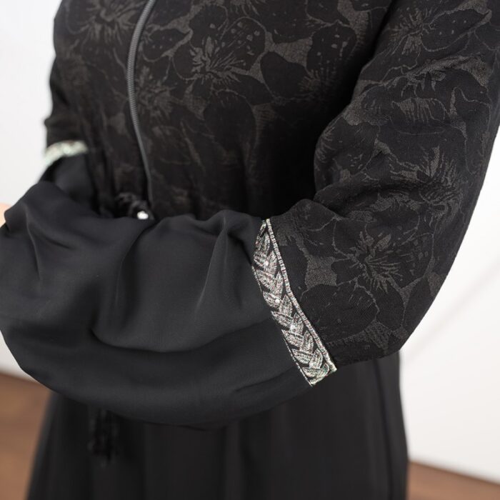 ⁦عباية بأكمام طويلة للنساء لون أسود⁩ - الصورة ⁦4⁩