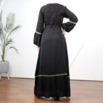 ⁦عباية بأكمام طويلة للنساء لون أسود⁩ - الصورة ⁦9⁩