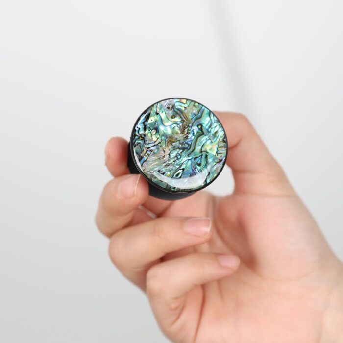 10333244_67dc430abd4fe ستاند مقبض موبايل لاصق من 9 برو لون أخضر وأسود مموه - الصورة 1