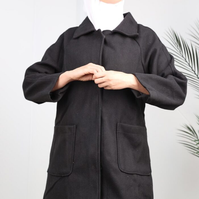 ⁦جاكيت شتوي جوخ طويل للنساء لون أسود⁩ - الصورة ⁦5⁩