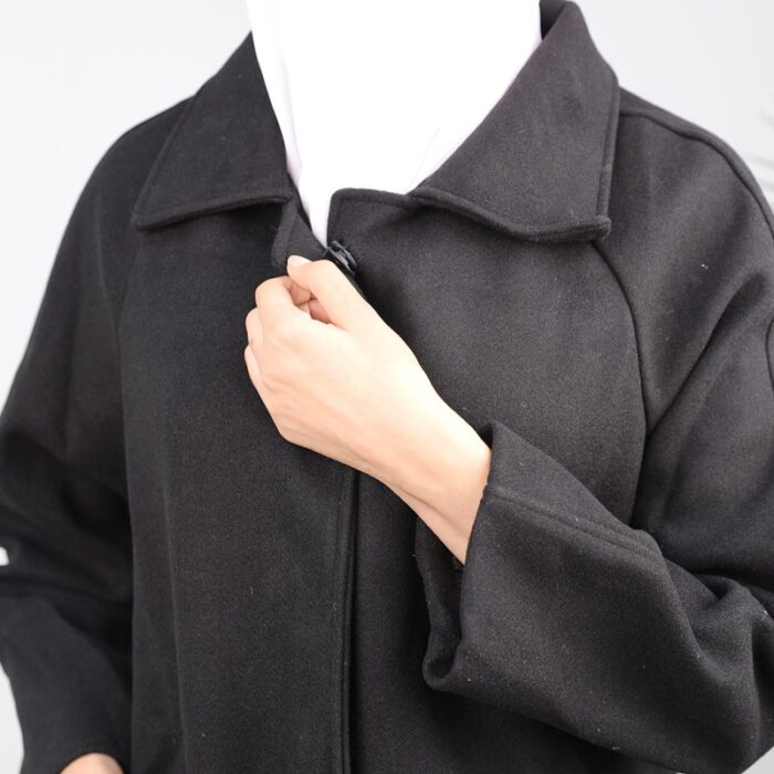 ⁦جاكيت شتوي جوخ طويل للنساء لون أسود⁩ - الصورة ⁦8⁩