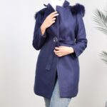 ⁦جاكيت شتوي جوخ مع طاقية فرو للنساء لون كحلي⁩ - الصورة ⁦2⁩