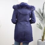 ⁦جاكيت شتوي جوخ مع طاقية فرو للنساء لون كحلي⁩ - الصورة ⁦3⁩