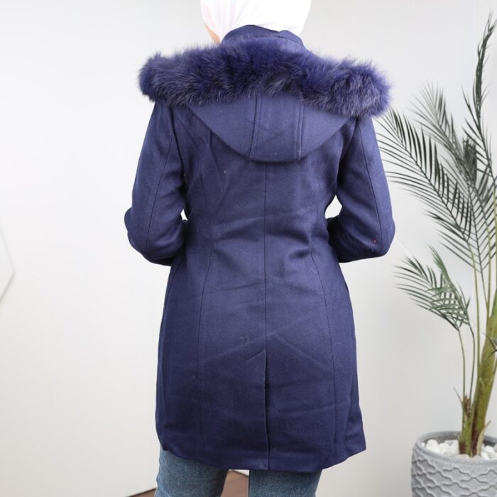 ⁦جاكيت شتوي جوخ مع طاقية فرو للنساء لون كحلي⁩ - الصورة ⁦3⁩