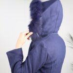 ⁦جاكيت شتوي جوخ مع طاقية فرو للنساء لون كحلي⁩ - الصورة ⁦4⁩