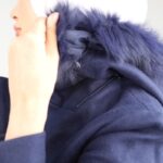 ⁦جاكيت شتوي جوخ مع طاقية فرو للنساء لون كحلي⁩ - الصورة ⁦5⁩