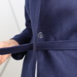 ⁦جاكيت شتوي جوخ مع طاقية فرو للنساء لون كحلي⁩ - الصورة ⁦6⁩