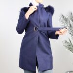 ⁦جاكيت شتوي جوخ مع طاقية فرو للنساء لون كحلي⁩ - الصورة ⁦7⁩