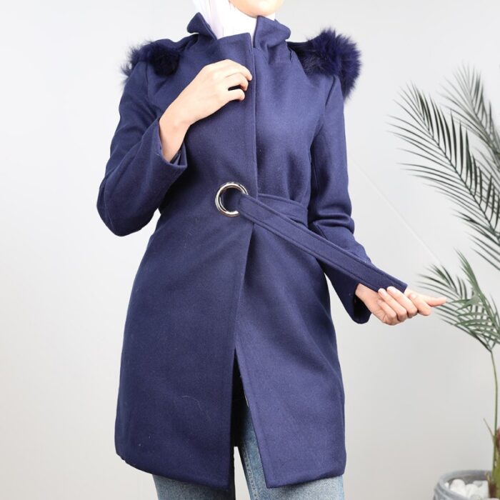 ⁦جاكيت شتوي جوخ مع طاقية فرو للنساء لون كحلي⁩ - الصورة ⁦8⁩