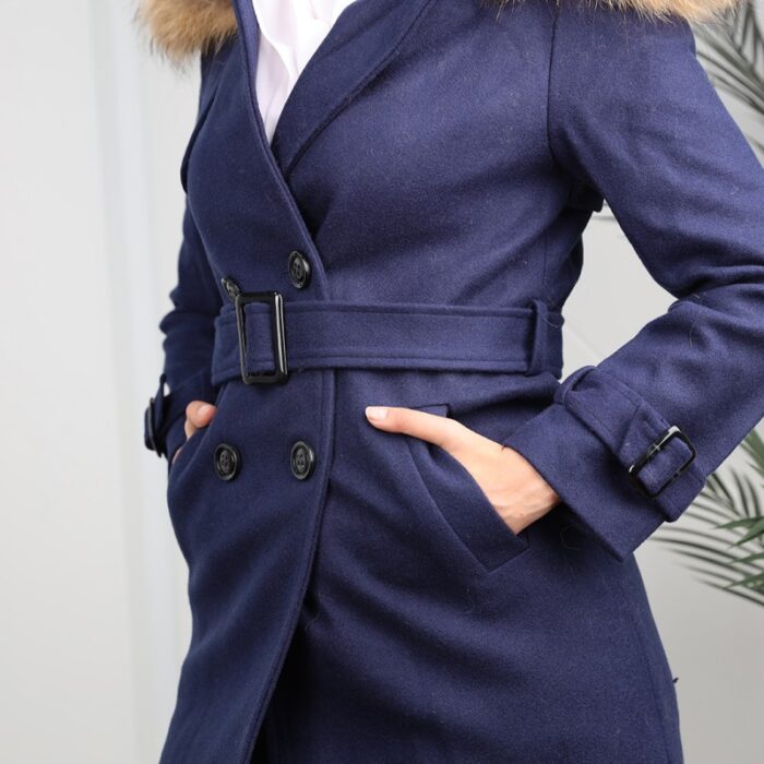 ⁦جاكيت شتوي جوخ طويل مع طاقية فرو بيج للنساء لون كحلي⁩ - الصورة ⁦5⁩