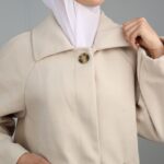 ⁦جاكيت شتوي جوخ طويل للنساء لون بيج فاتح⁩ - الصورة ⁦9⁩