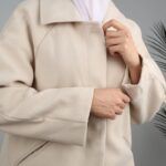 ⁦جاكيت شتوي جوخ طويل للنساء لون بيج فاتح⁩ - الصورة ⁦11⁩