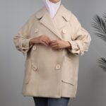 جاكيت شتوي جوخ للنساء بتصميم أزرار من الخلف لون بيج فاتح