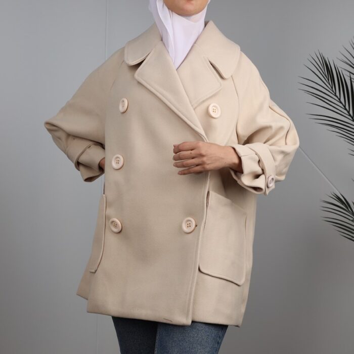 ⁦جاكيت شتوي جوخ للنساء بتصميم أزرار من الخلف لون بيج فاتح⁩ - الصورة ⁦2⁩
