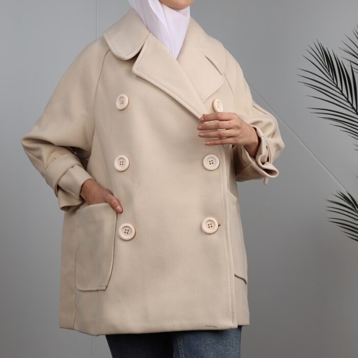 ⁦جاكيت شتوي جوخ للنساء بتصميم أزرار من الخلف لون بيج فاتح⁩ - الصورة ⁦3⁩