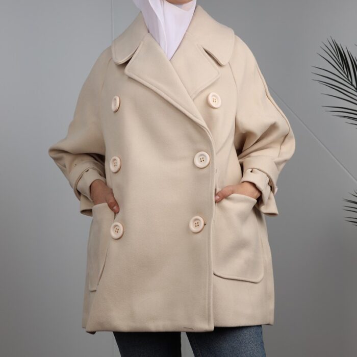 ⁦جاكيت شتوي جوخ للنساء بتصميم أزرار من الخلف لون بيج فاتح⁩ - الصورة ⁦4⁩