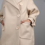 ⁦جاكيت شتوي جوخ للنساء بتصميم أزرار من الخلف لون بيج فاتح⁩ - الصورة ⁦5⁩