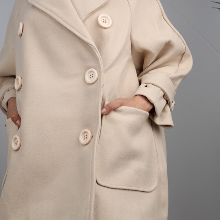 ⁦جاكيت شتوي جوخ للنساء بتصميم أزرار من الخلف لون بيج فاتح⁩ - الصورة ⁦5⁩