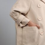 ⁦جاكيت شتوي جوخ للنساء بتصميم أزرار من الخلف لون بيج فاتح⁩ - الصورة ⁦6⁩