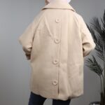 ⁦جاكيت شتوي جوخ للنساء بتصميم أزرار من الخلف لون بيج فاتح⁩ - الصورة ⁦7⁩