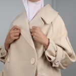 ⁦جاكيت شتوي جوخ للنساء بتصميم أزرار من الخلف لون بيج فاتح⁩ - الصورة ⁦8⁩