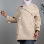 ⁦جاكيت شتوي جوخ للنساء بتصميم أزرار من الخلف لون بيج فاتح⁩ - الصورة ⁦10⁩