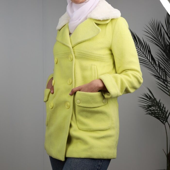 ⁦جاكيت شتوي جوخ للنساء مع فروة بيضاء لون فسفوري⁩ - الصورة ⁦2⁩