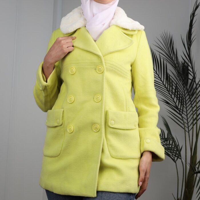 ⁦جاكيت شتوي جوخ للنساء مع فروة بيضاء لون فسفوري⁩ - الصورة ⁦3⁩