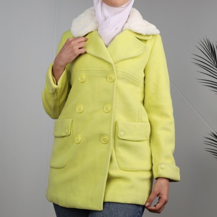 ⁦جاكيت شتوي جوخ للنساء مع فروة بيضاء لون فسفوري⁩ - الصورة ⁦4⁩