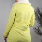 ⁦جاكيت شتوي جوخ للنساء مع فروة بيضاء لون فسفوري⁩ - الصورة ⁦5⁩