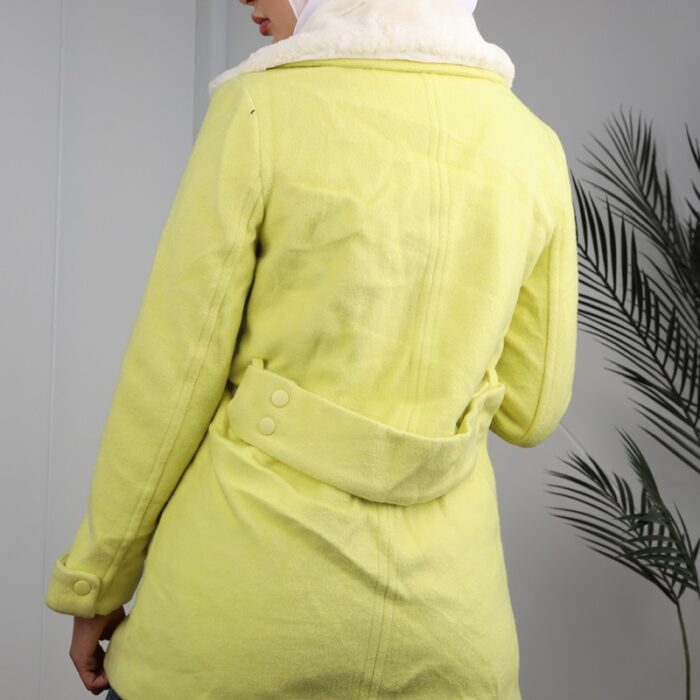 ⁦جاكيت شتوي جوخ للنساء مع فروة بيضاء لون فسفوري⁩ - الصورة ⁦5⁩