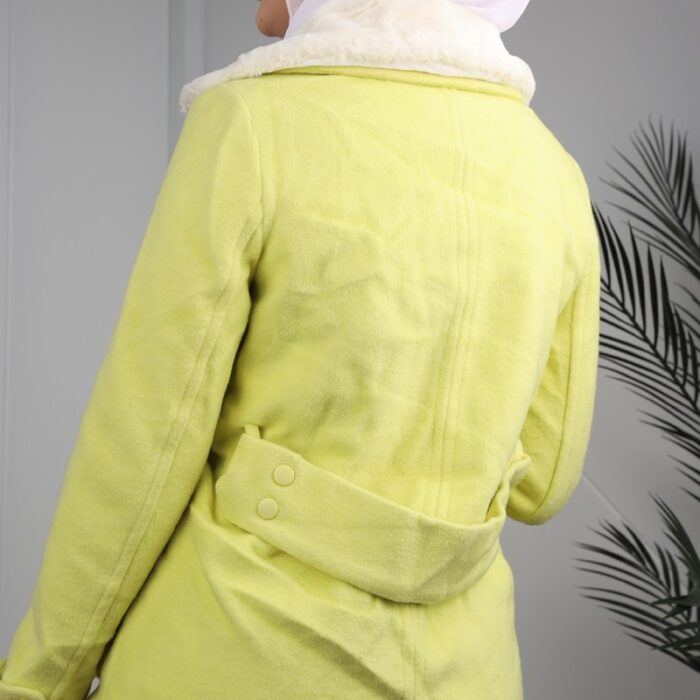 ⁦جاكيت شتوي جوخ للنساء مع فروة بيضاء لون فسفوري⁩ - الصورة ⁦6⁩