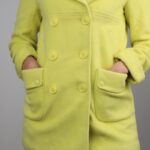 ⁦جاكيت شتوي جوخ للنساء مع فروة بيضاء لون فسفوري⁩ - الصورة ⁦8⁩