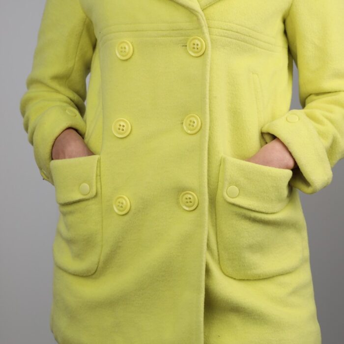 ⁦جاكيت شتوي جوخ للنساء مع فروة بيضاء لون فسفوري⁩ - الصورة ⁦8⁩