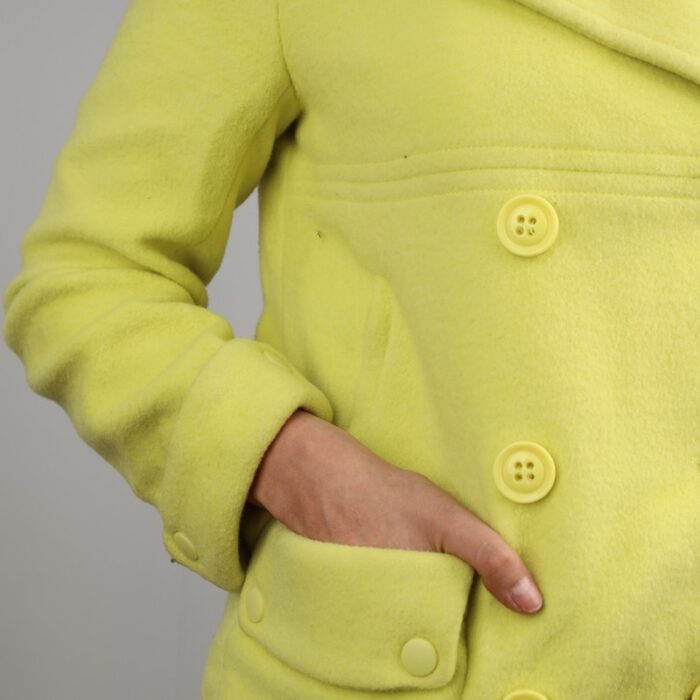 ⁦جاكيت شتوي جوخ للنساء مع فروة بيضاء لون فسفوري⁩ - الصورة ⁦9⁩